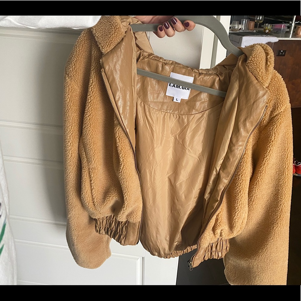 I am gia jacket. Size l fits m-l.